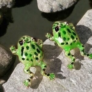 MODCLOTH ENAMEL FROG STUD EARRINGS